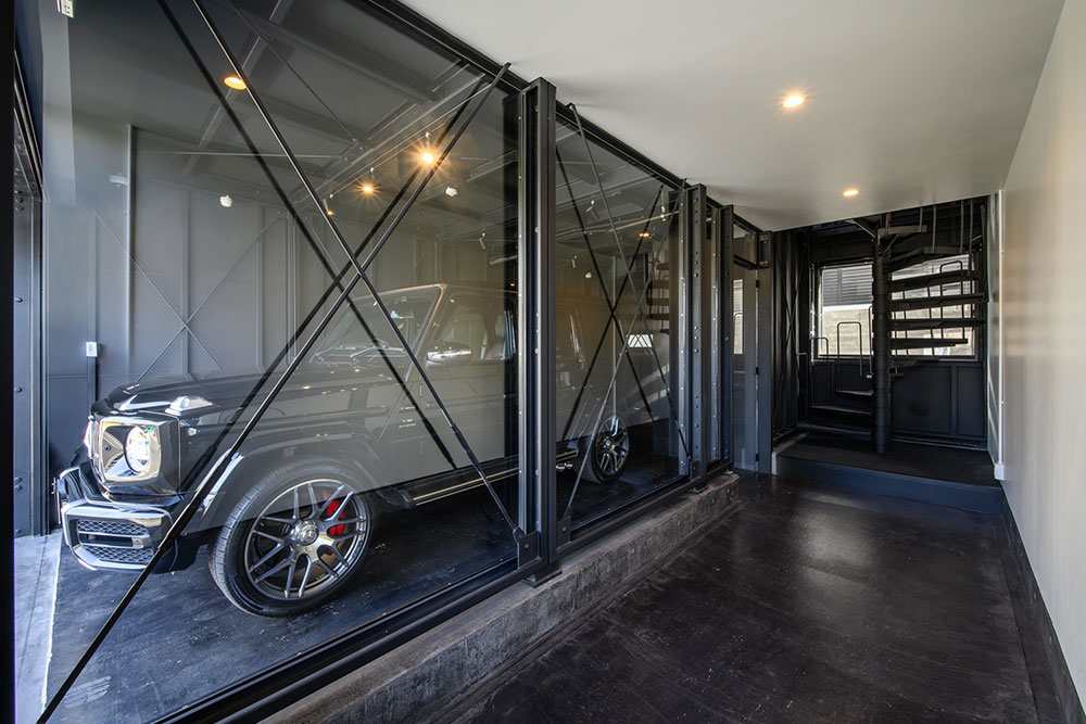 ホビールームから見たガレージ