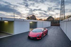 ニュータウン至近、機動力とプライバシーを両立したガレージ｜白井市