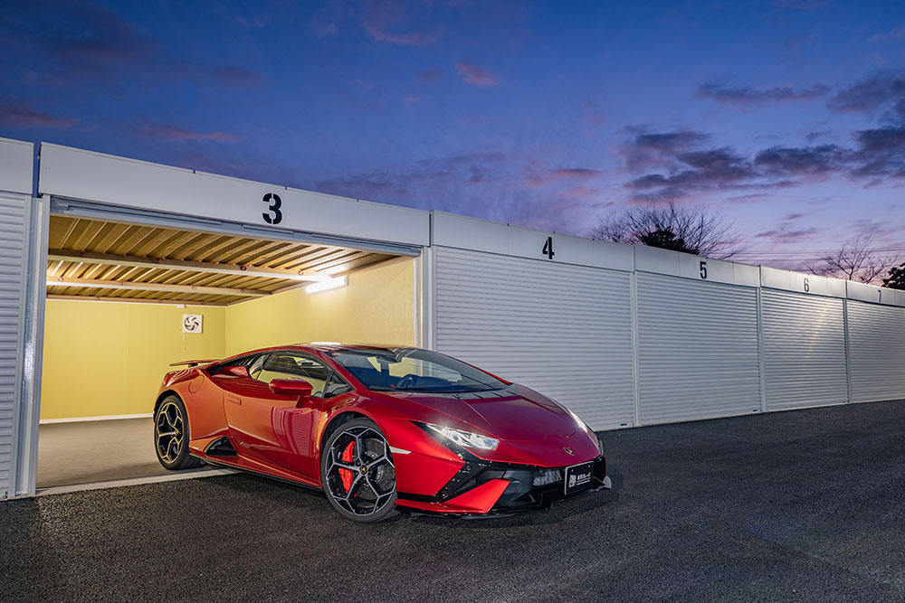 ガレージを出発するHuracán Tecnica