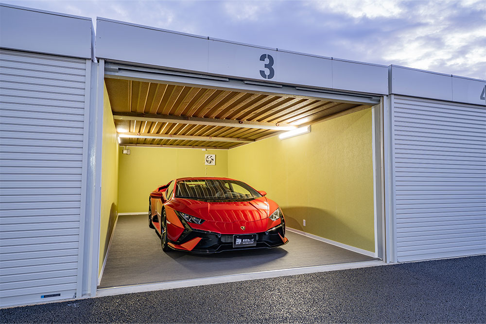 ガレージに駐車したHuracán Tecnica