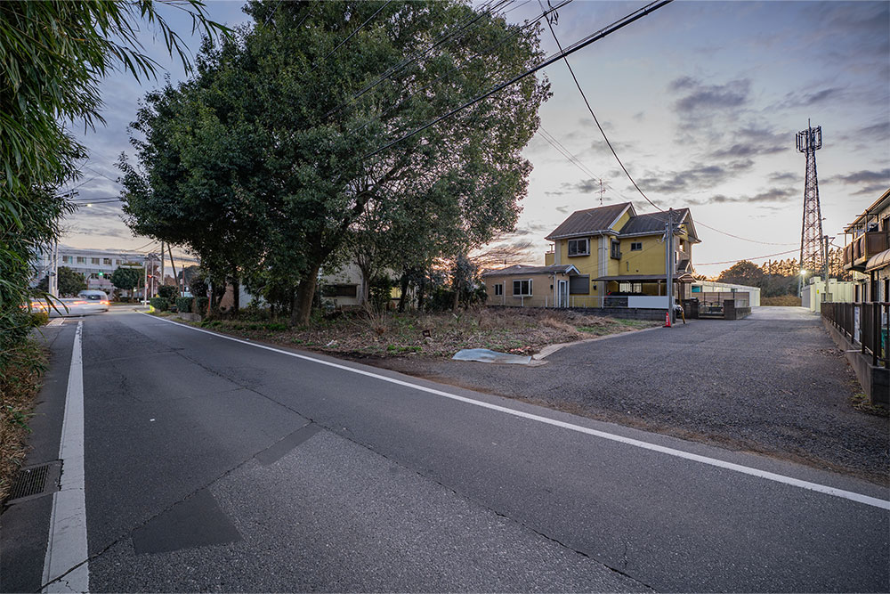 道路から約30mの車路を通って出入りする