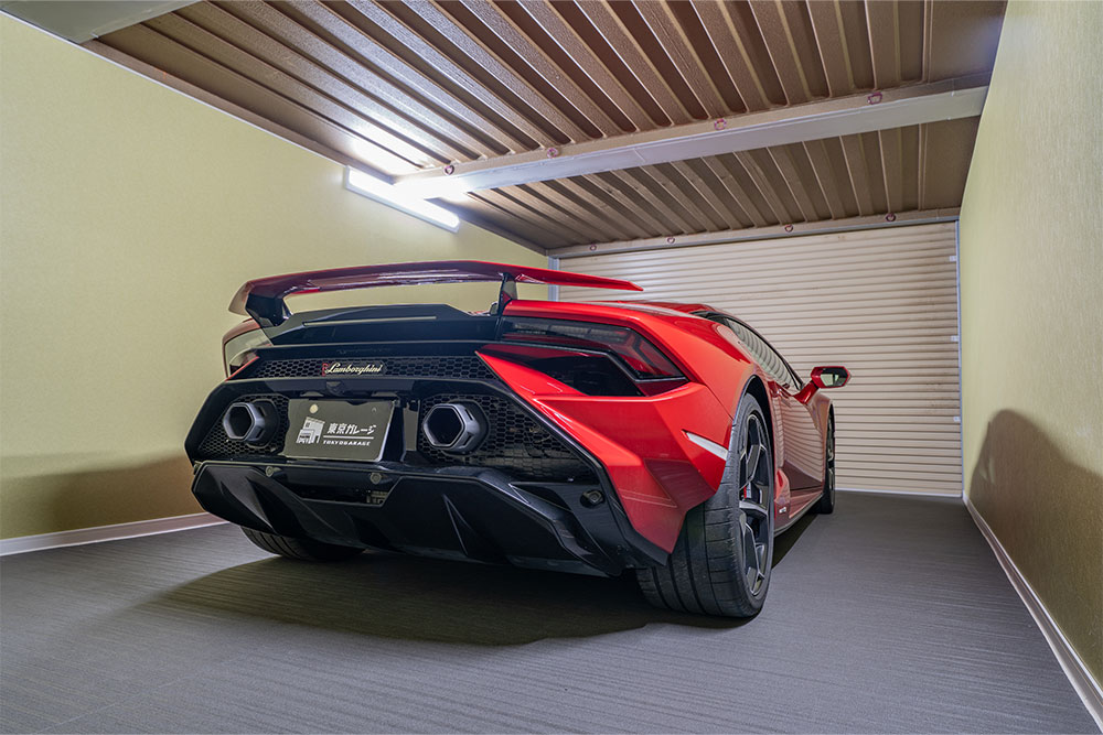 ガレージに駐車したHuracán Tecnica