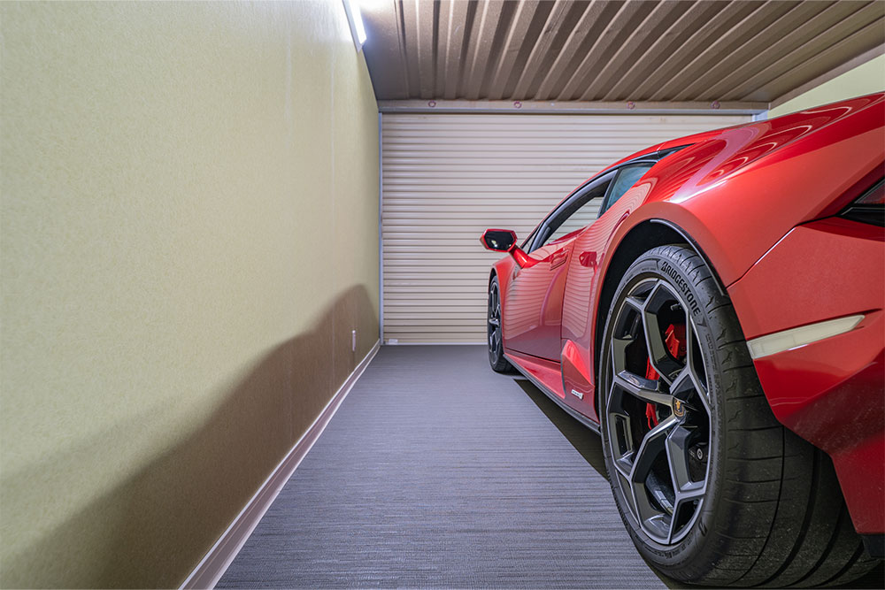 ガレージに駐車したHuracán Tecnica