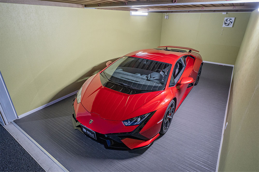 ガレージに駐車したHuracán Tecnica