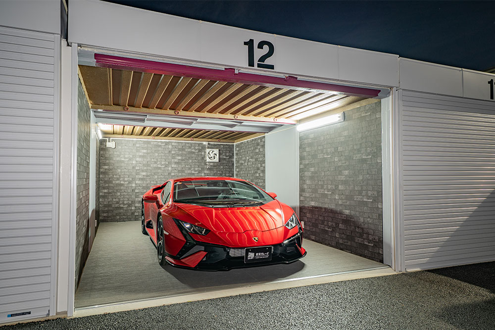 NO.12のガレージに駐車したHuracán Tecnica