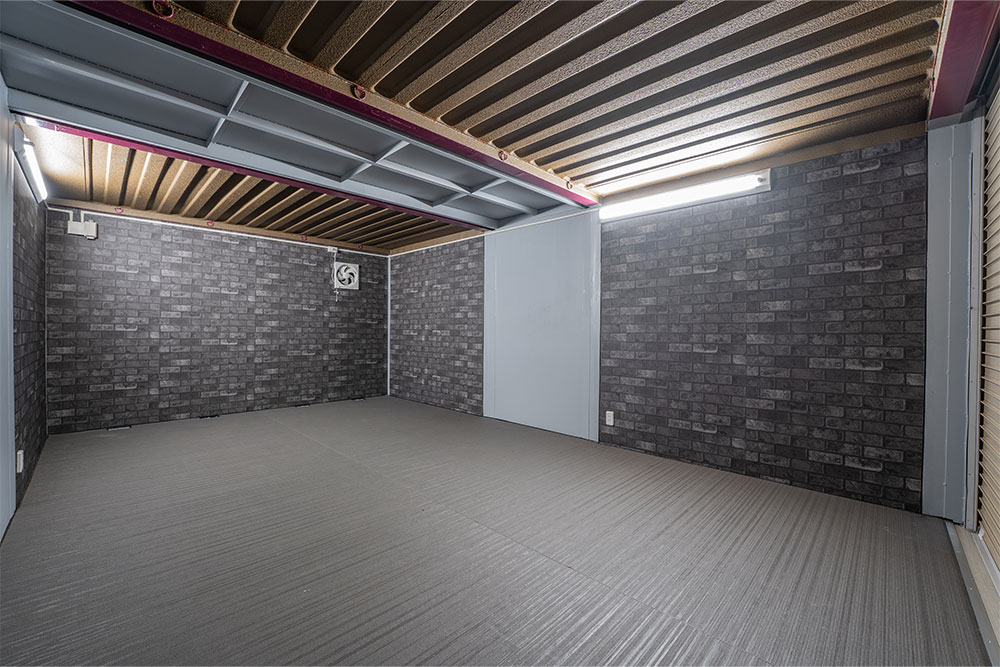 NO.12のガレージ内観