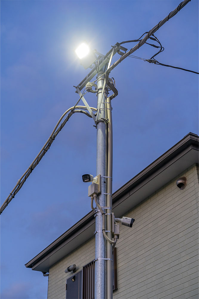 敷地内に設置された照明＆防犯カメラ