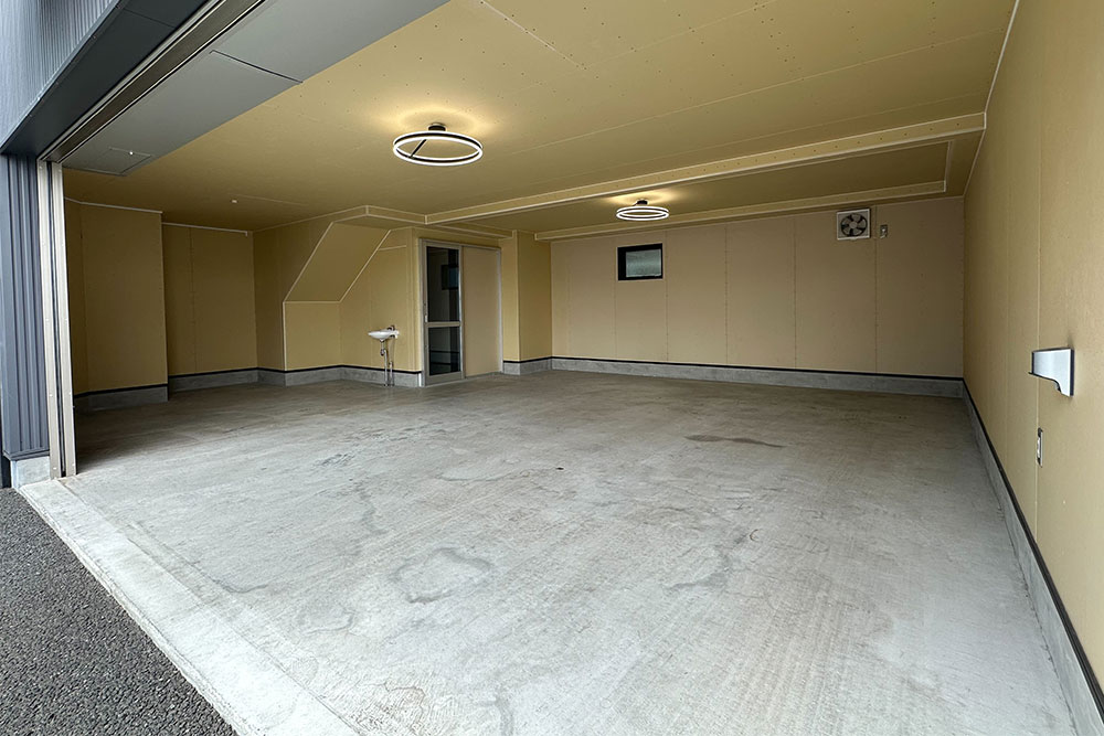 C-05のガレージ内観