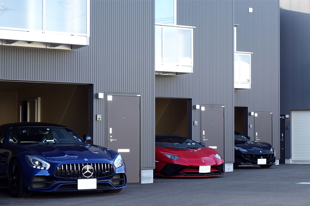 スーパーカーの入庫を想定したゆとりある設計