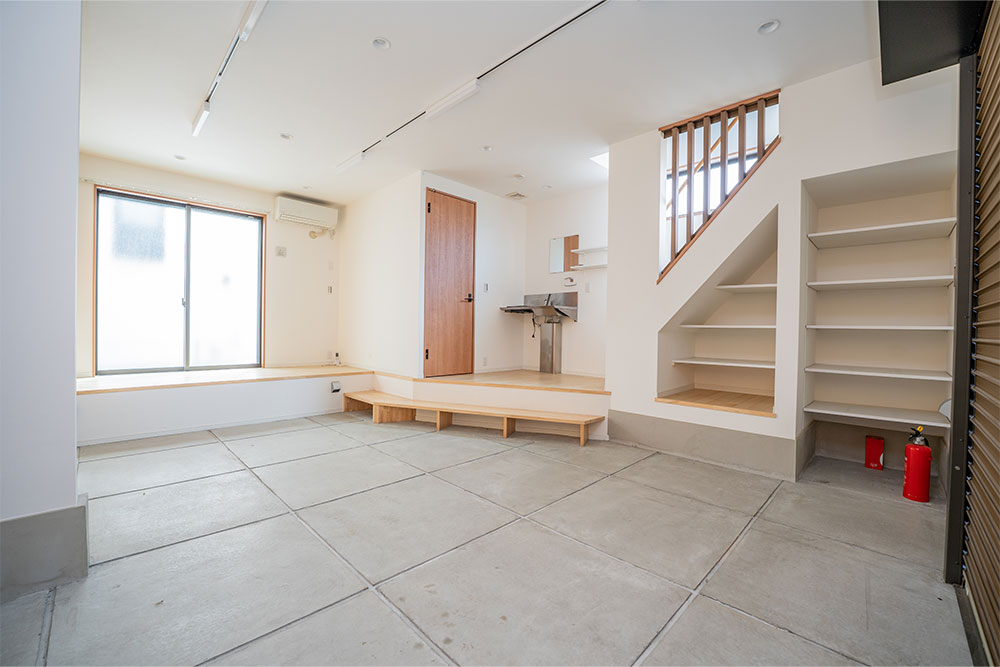 ミニキッチンと小上がりを備えたガレージ