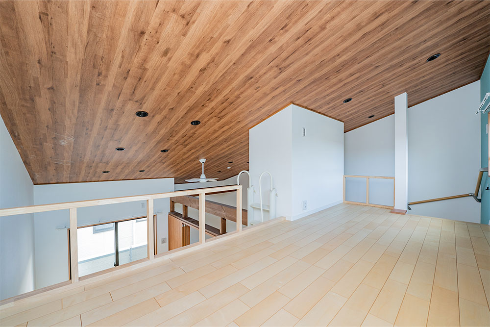 固定階段式で安全に昇降できるロフト