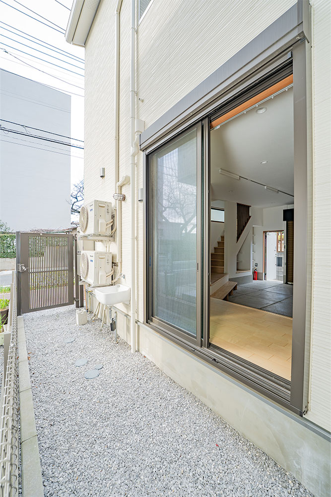 ガレージ後方の吐き出し窓