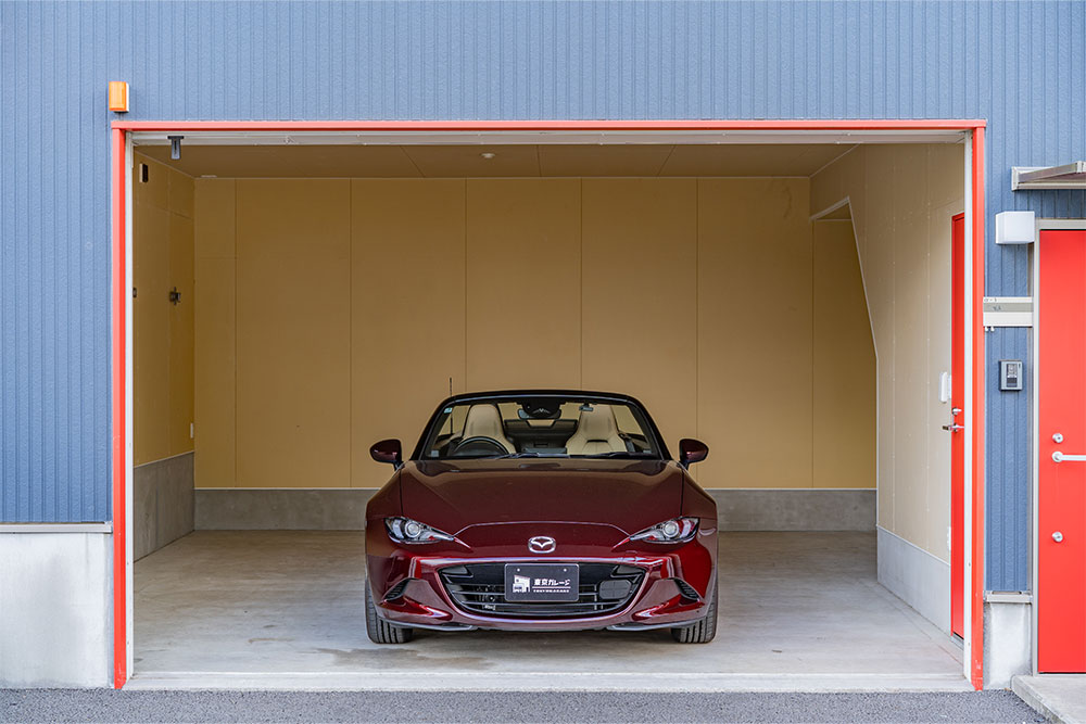 ガレージに駐車したNDロードスター