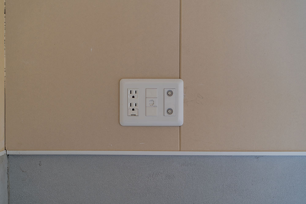 100VコンセントとTVアンテナ