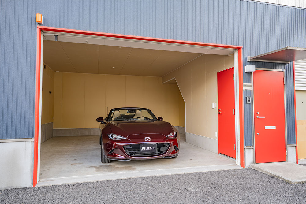 ガレージに駐車したNDロードスター