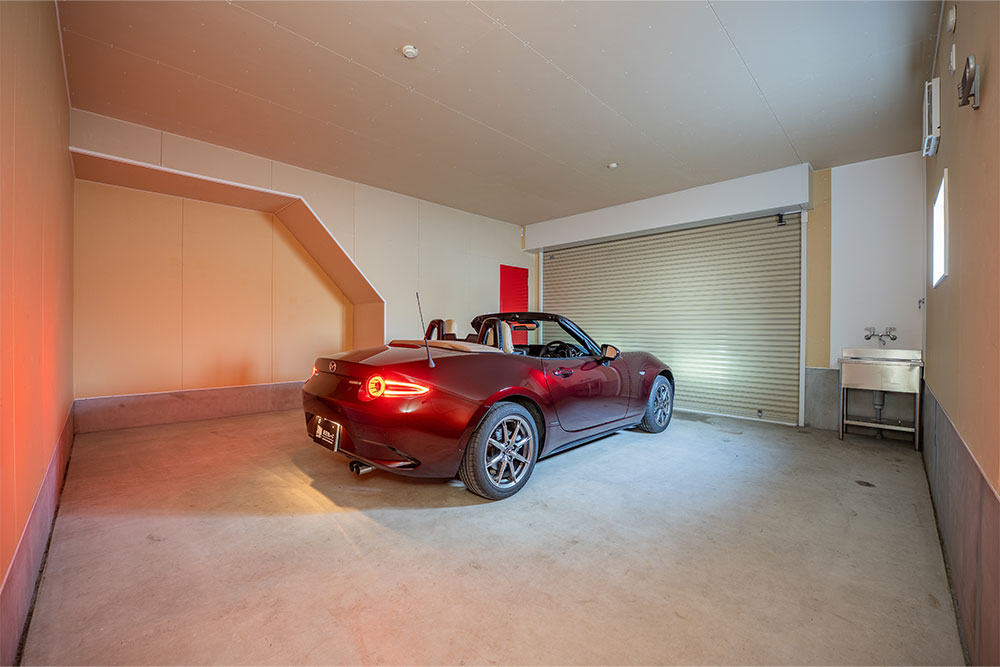 ガレージに駐車したNDロードスター