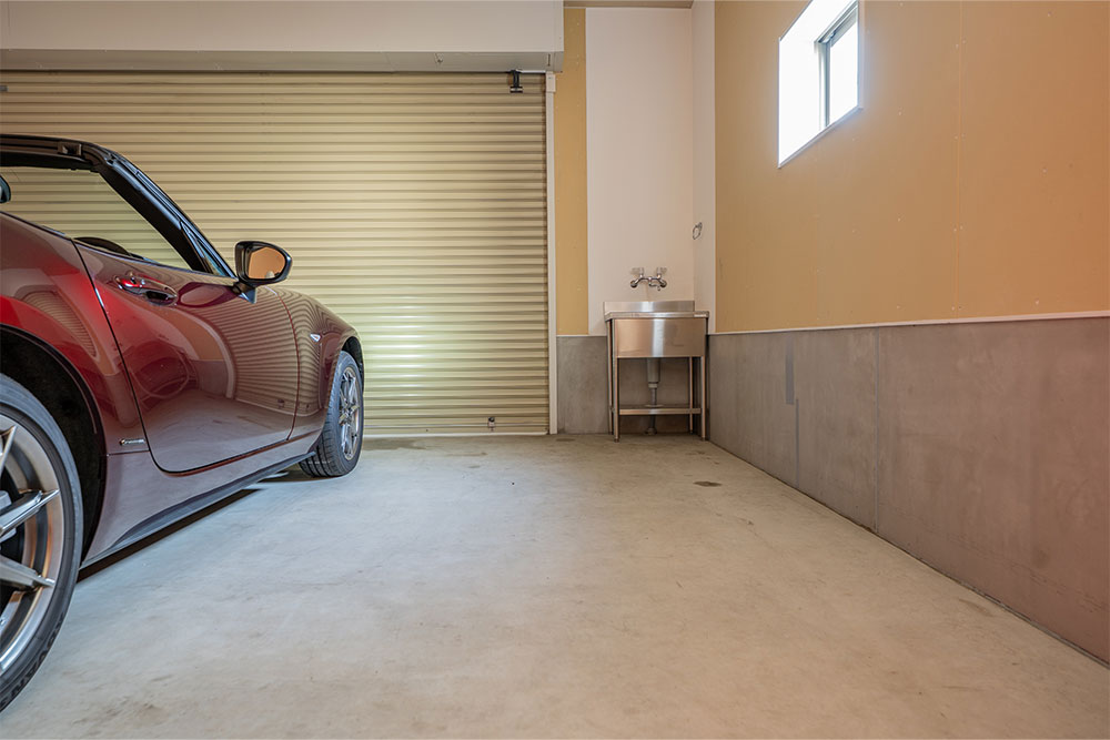 ガレージに駐車したNDロードスター