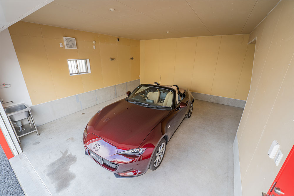 ガレージに駐車したNDロードスター