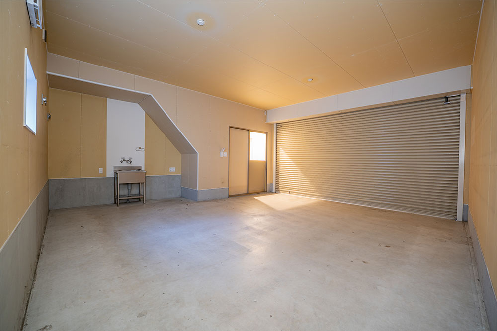 β棟のガレージ内観