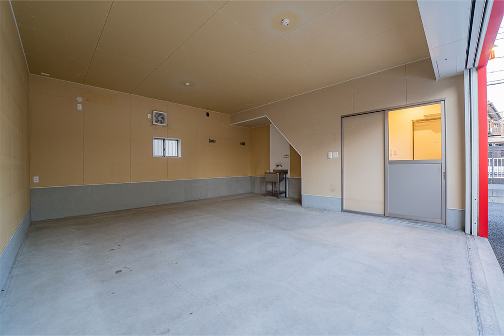 β棟のガレージ内観