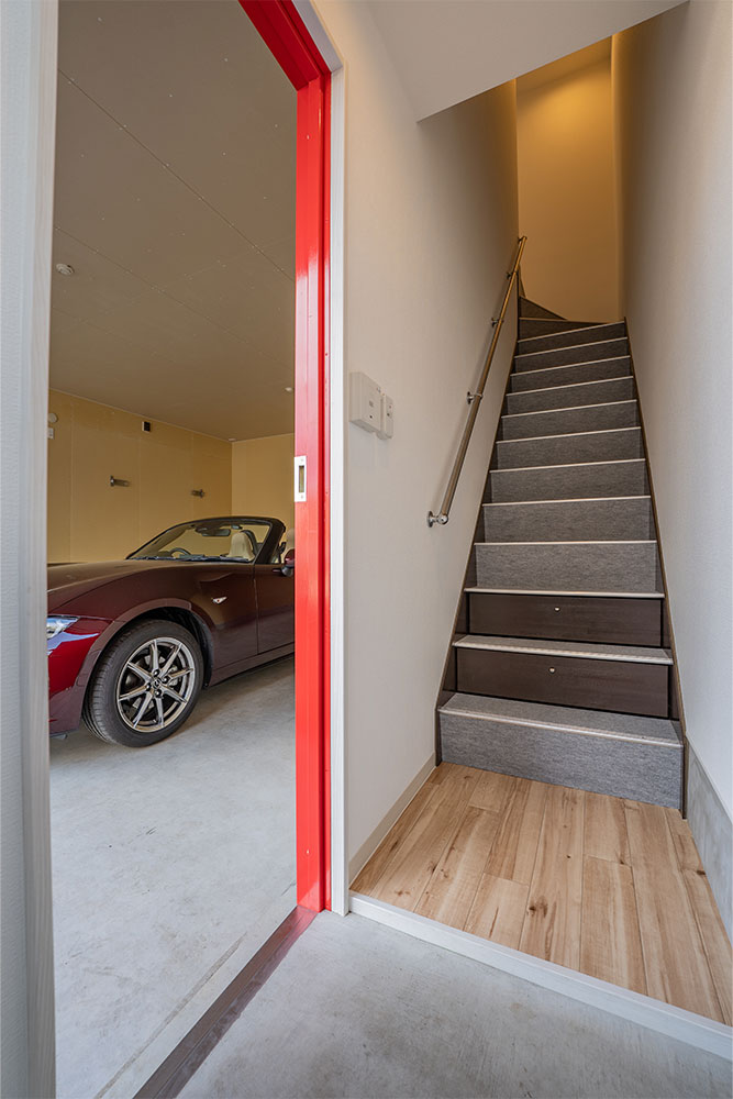 玄関から見たガレージ