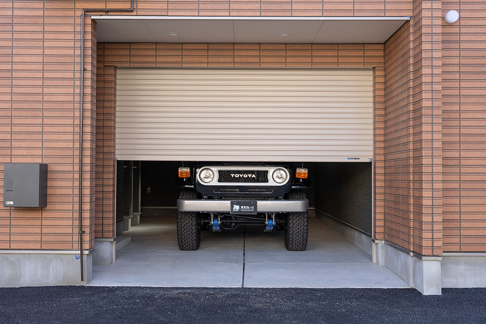 ガレージのシャッターを半分閉めた様子