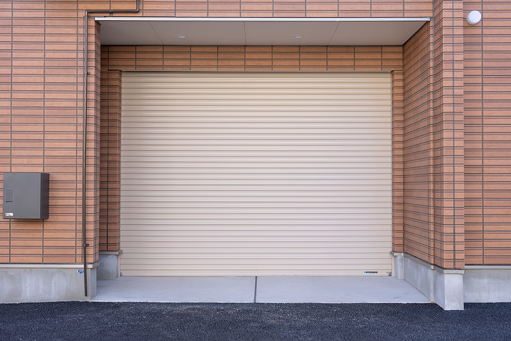 ガレージのシャッターを全て閉めた様子