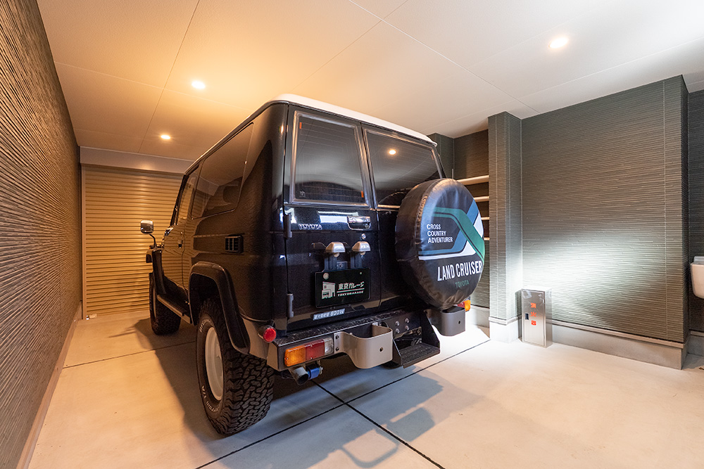 ガレージ内に佇むTOYOTA_Land Cruiser70