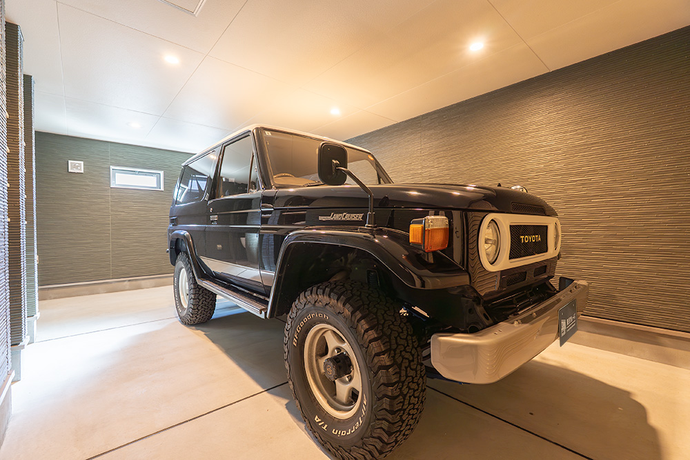 ガレージ内に佇むTOYOTA_Land Cruiser70