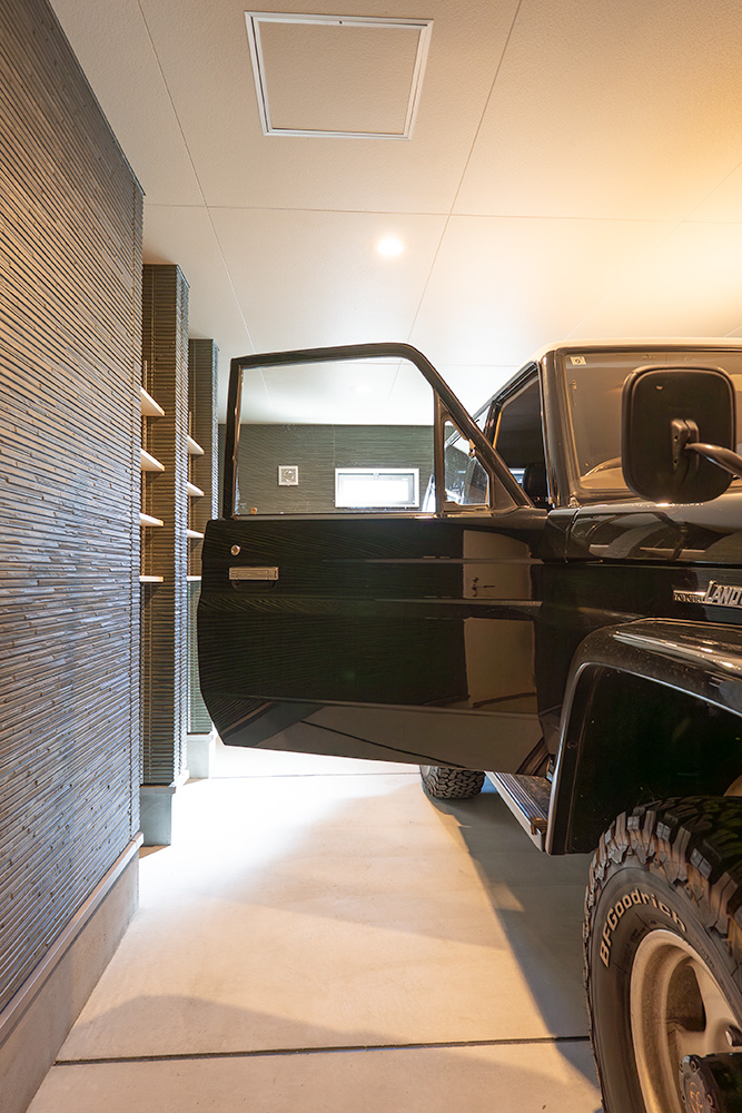 ガレージ内でドアを開けた様子