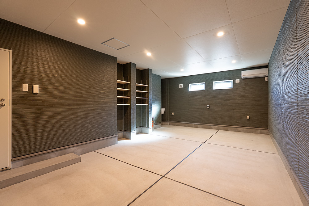 ガレージ内をシャッター側から見た様子