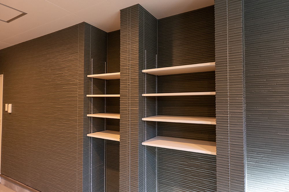 ガレージ内の収納棚