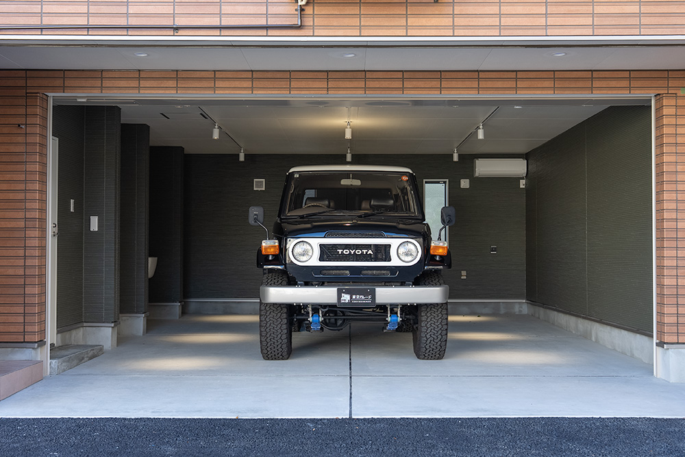 102号室の並列2台ガレージのシャッターを全て開けた様子