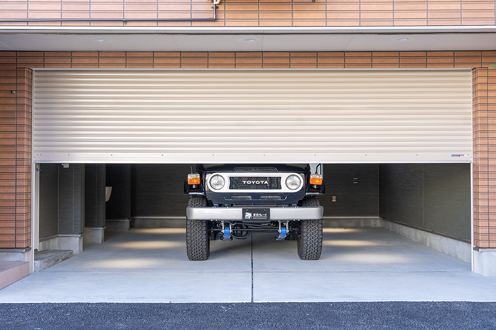102号室の並列2台ガレージのシャッターを半分閉めた様子