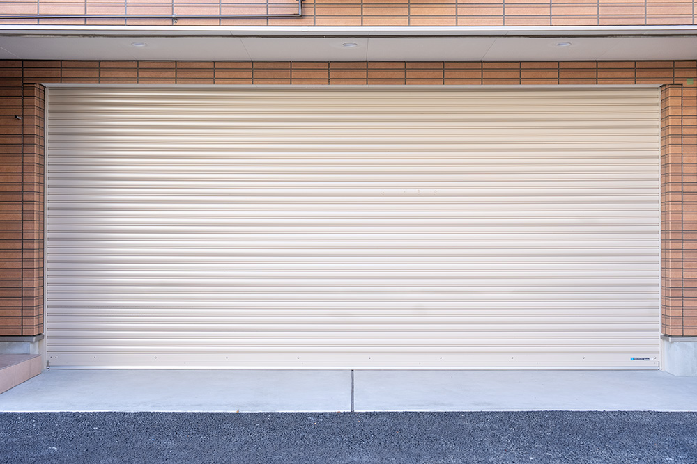 102号室の並列2台ガレージのシャッターを全て閉めた様子