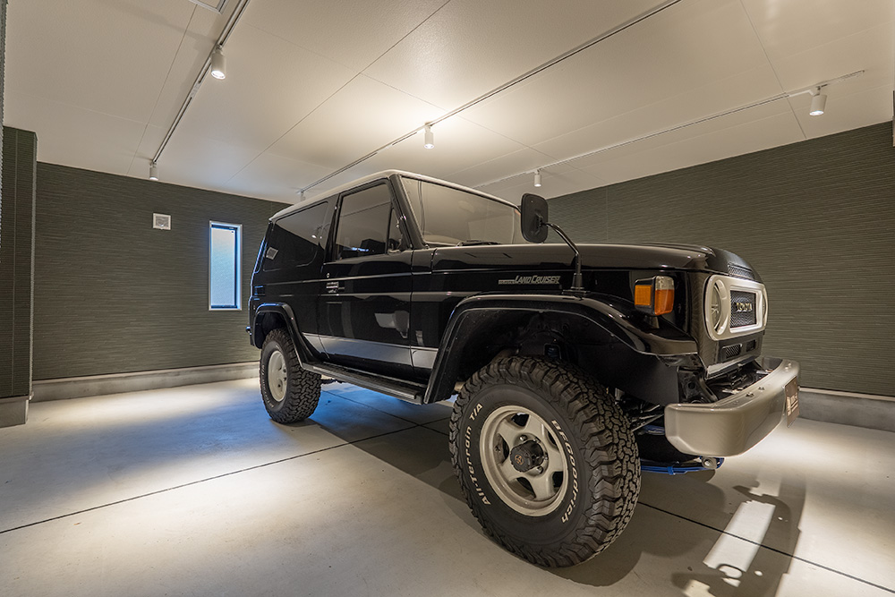 102号室のガレージ内に佇むTOYOTA_Land Cruiser70