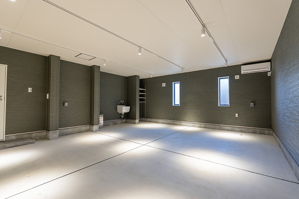 102号室のガレージ内をシャッター側から見た様子