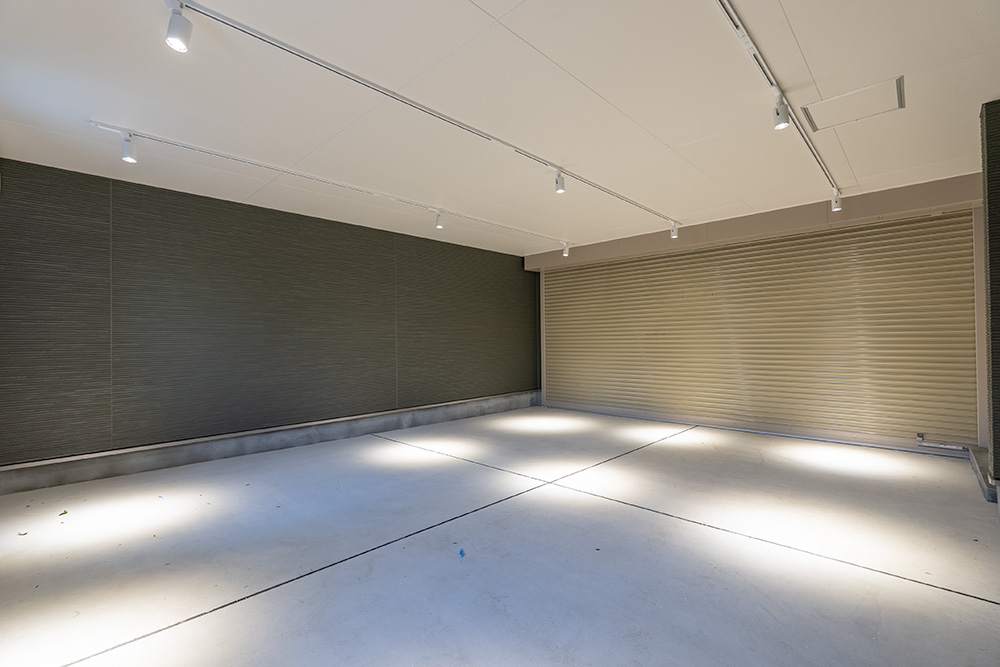 開口幅5.00mの並列2台ガレージ（102/103号室）