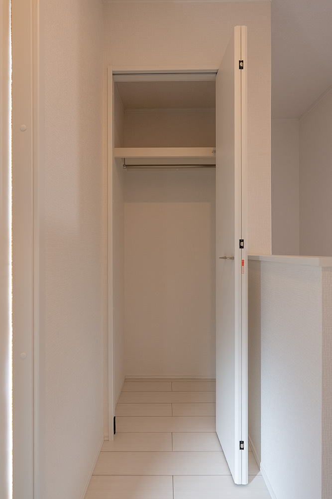 階段横のクローゼットを開けた様子