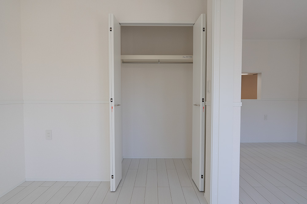 洋室（6.1帖）のクローゼットを開いた状態