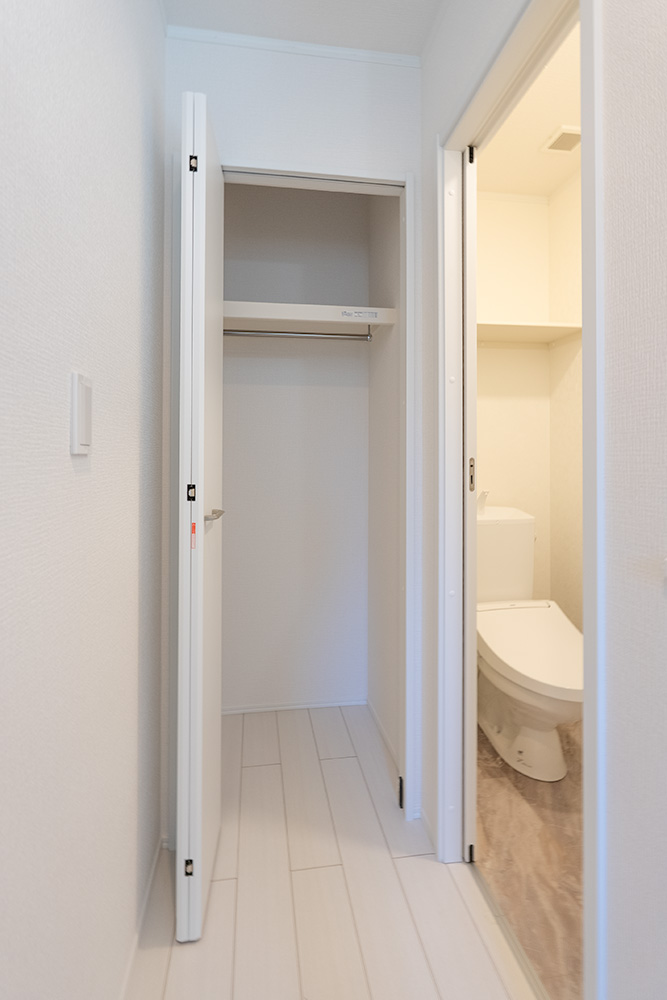 トイレ横に備わるクローゼット