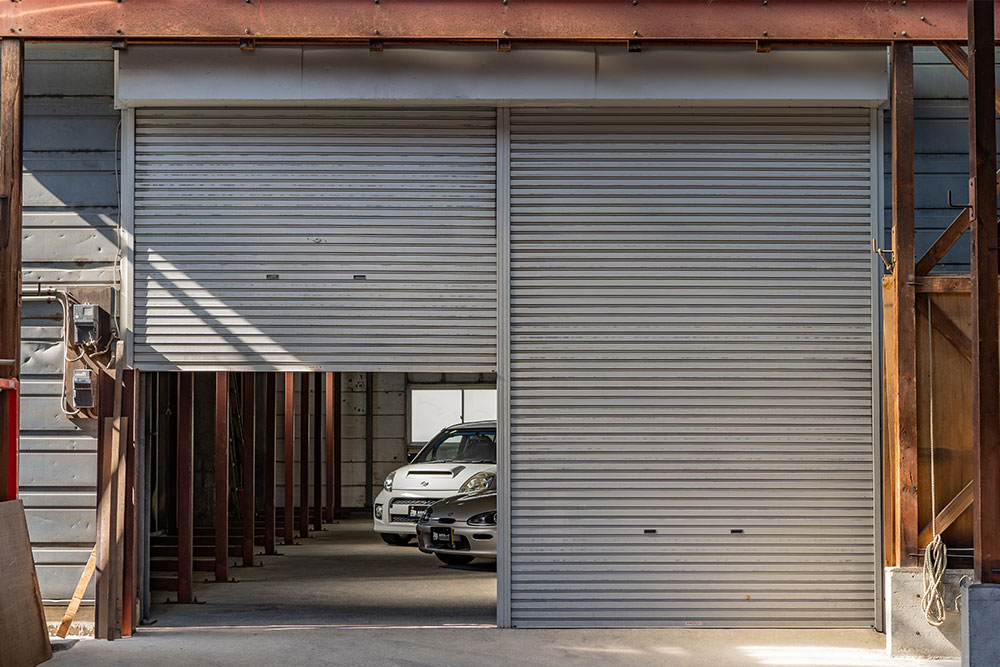 ガレージ正面（シャッターを閉じた状態）