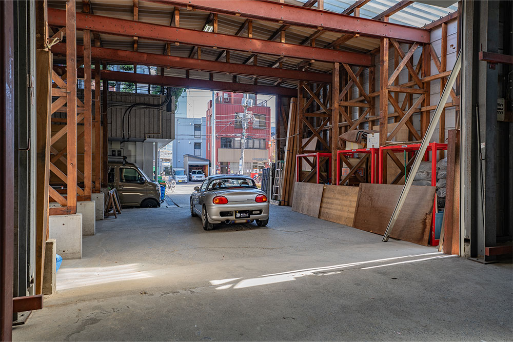 ガレージ前の下屋