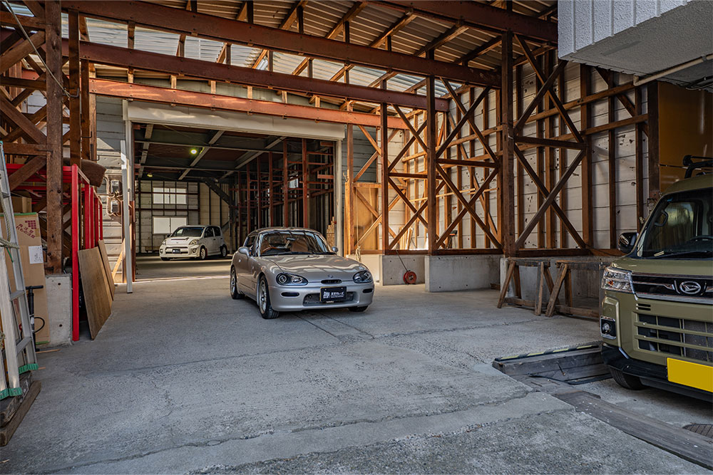 ガレージ前の下屋