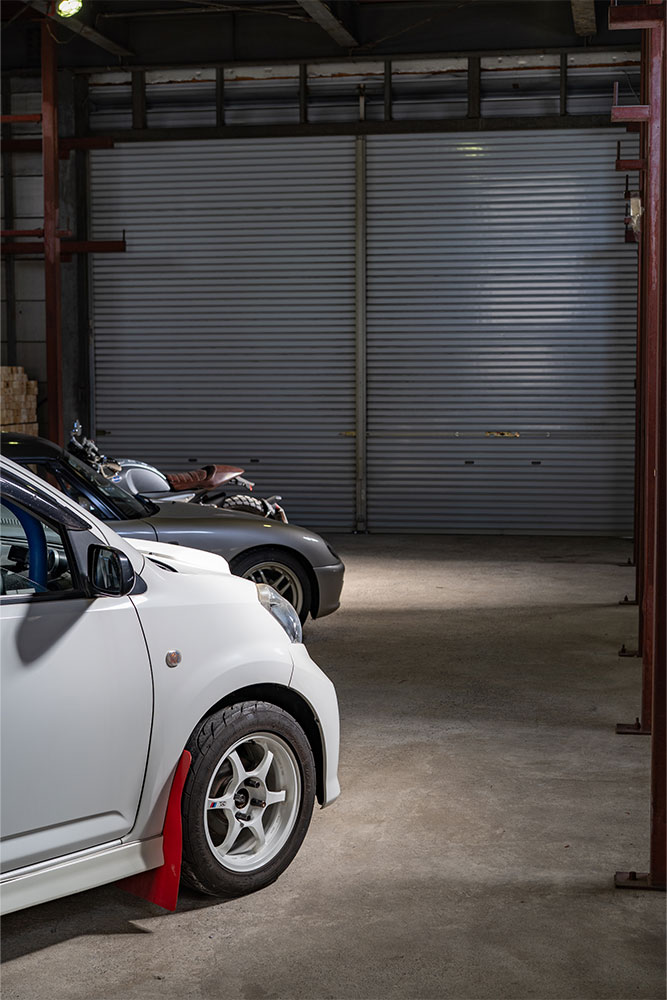 ガレージに佇むBOON X4