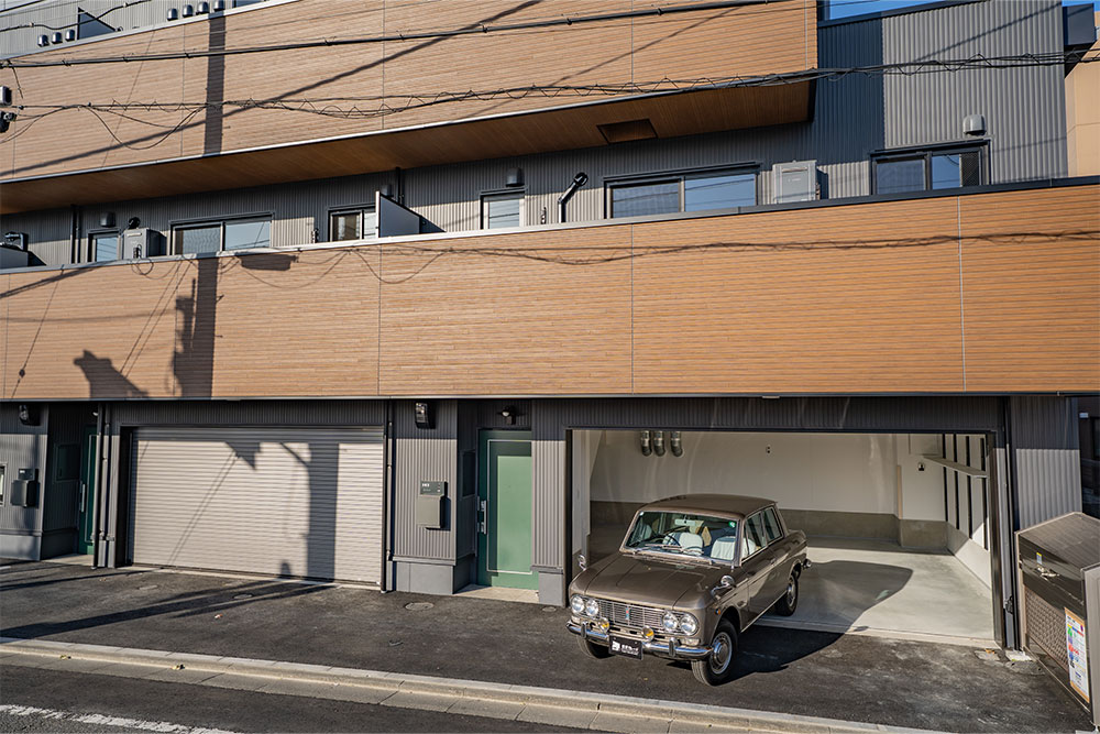 東側道路に面した102/103号室はガレージハウス