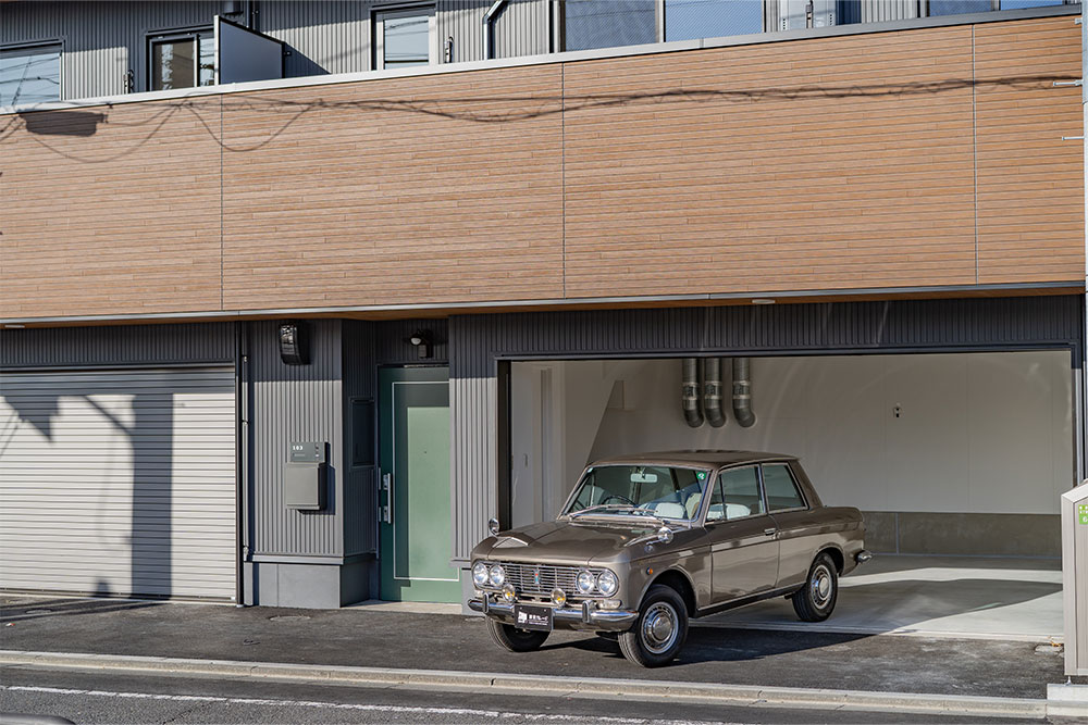 ガレージを出発する銭ブル