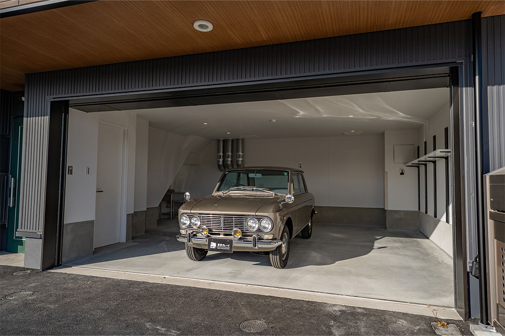 ガレージに駐車した銭ブル