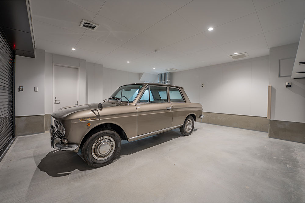 ガレージに駐車した銭ブル