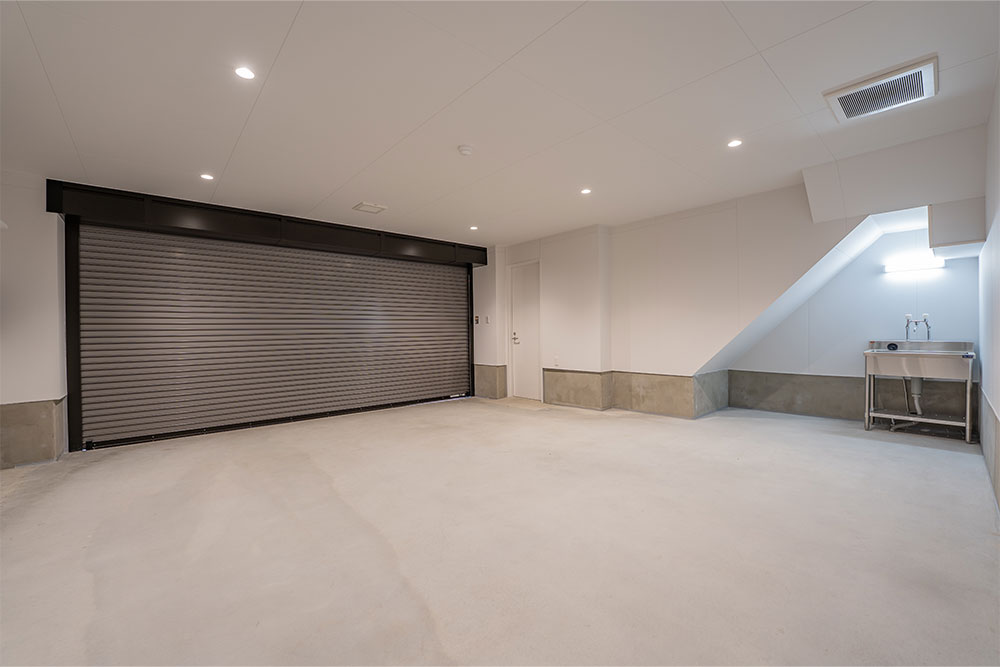 102号室のガレージ内観